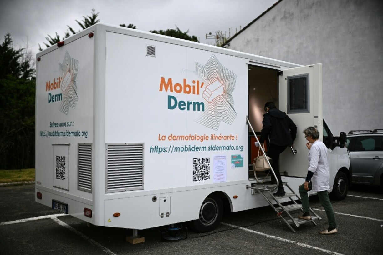 "Mobil'Derm", cabinet de dermatologie itinérant aménagé dans une fourgonnette, stationné à Lafox (Lot-et-Garonne) le 2 avril 2026