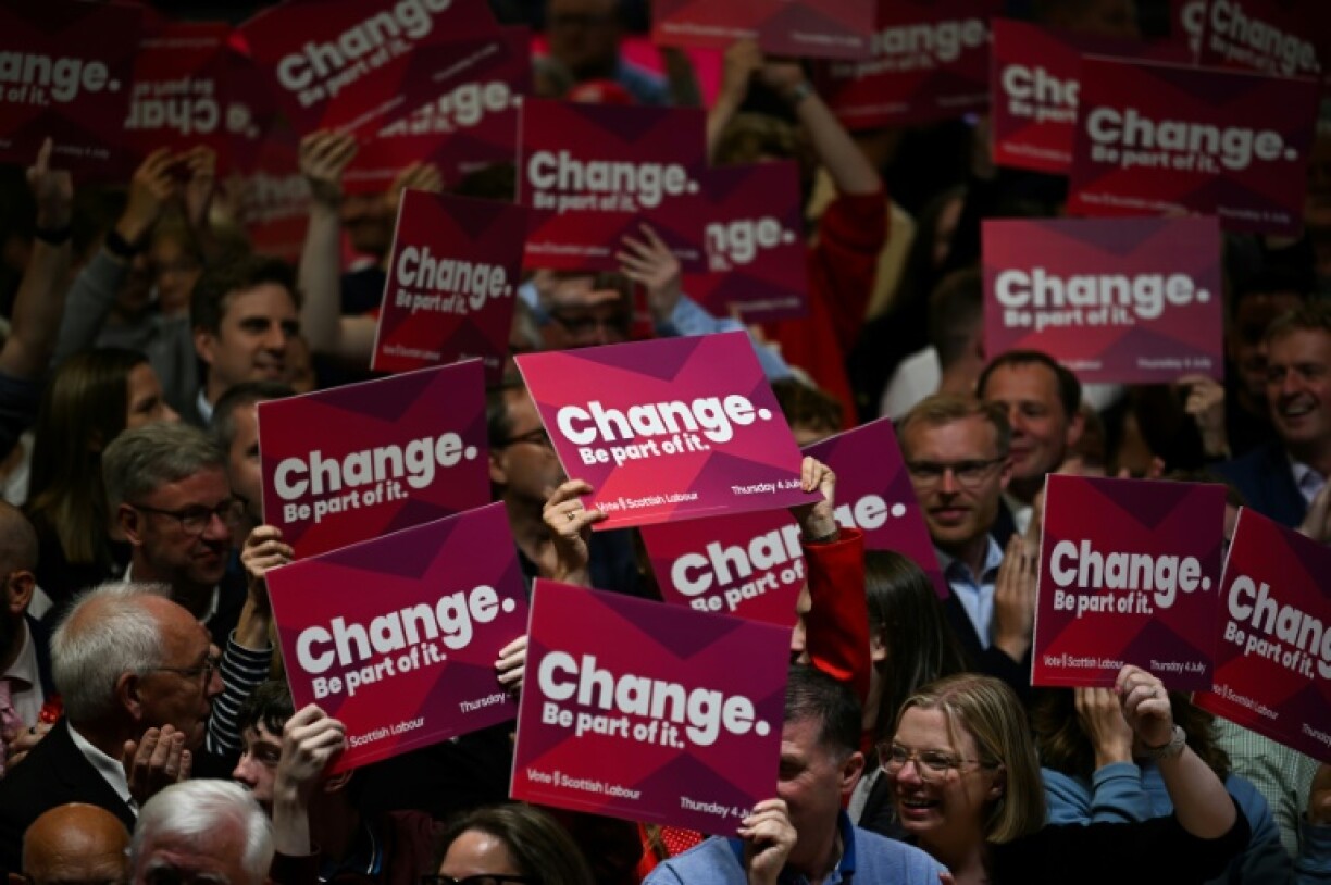Des partisans de Keir Starmer, leader du parti travailliste britannique, tiennent des pancartes réclamant le