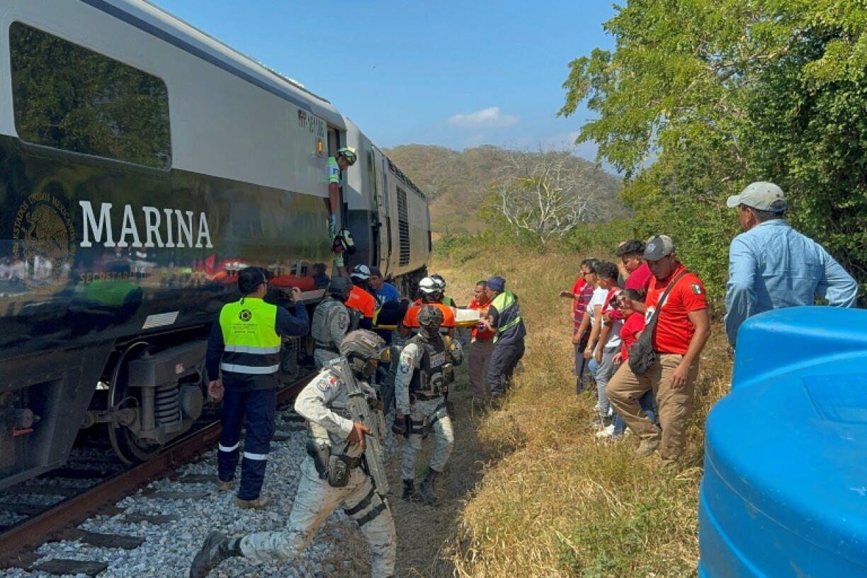Des soldats et des membres de la protection civile portent secours aux passagers d'un train accidenté, à Nizanda, dans l'Etat d'Oaxaca au Mexique, le 28 décembre 2025