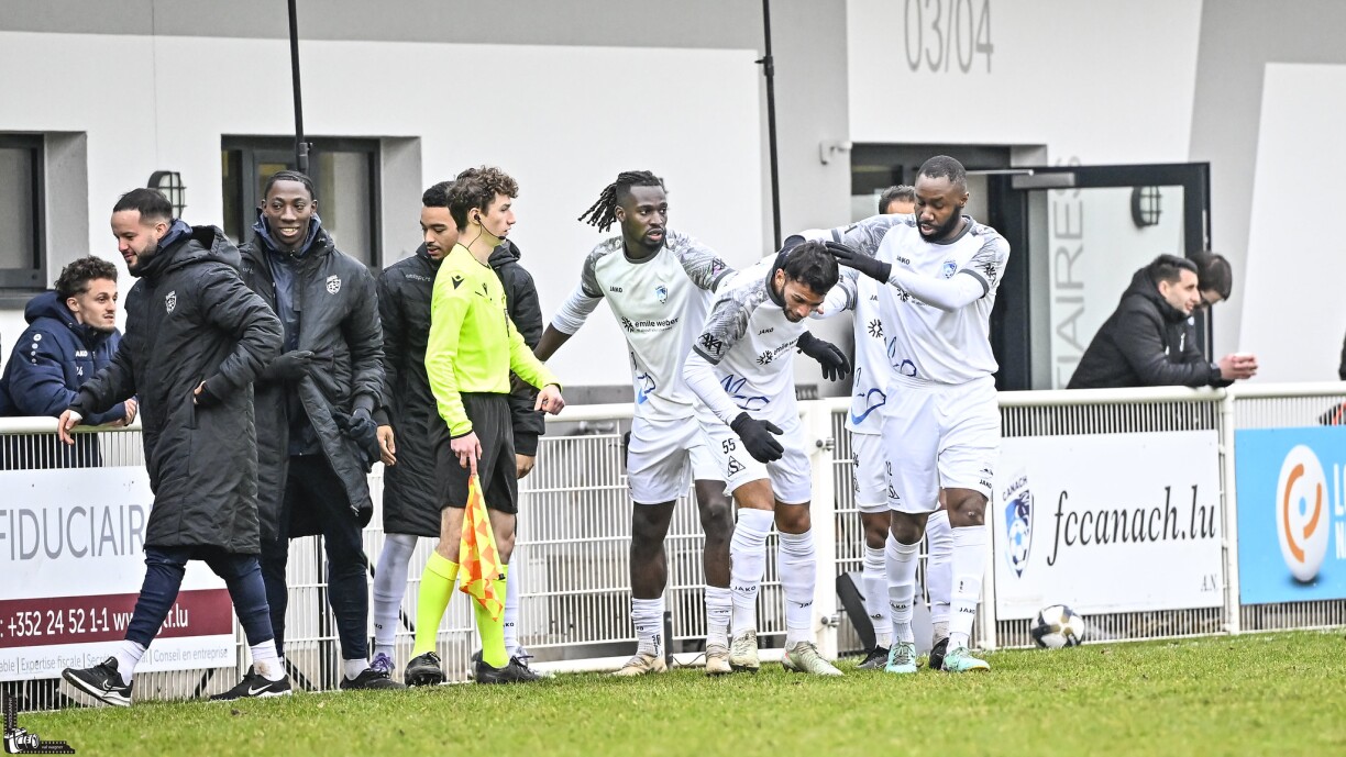 Brian Rouffignac, ici congratulé par ses coéquipiers, a trouvé sa place dans l’effectif de Nelson Fragoso.