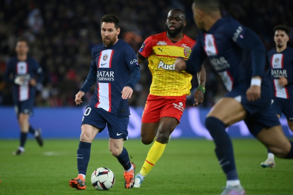 Lionel Messi en action contre les joueurs de Lens sur la pelouse du Parc des Princes le 23 avril 2023