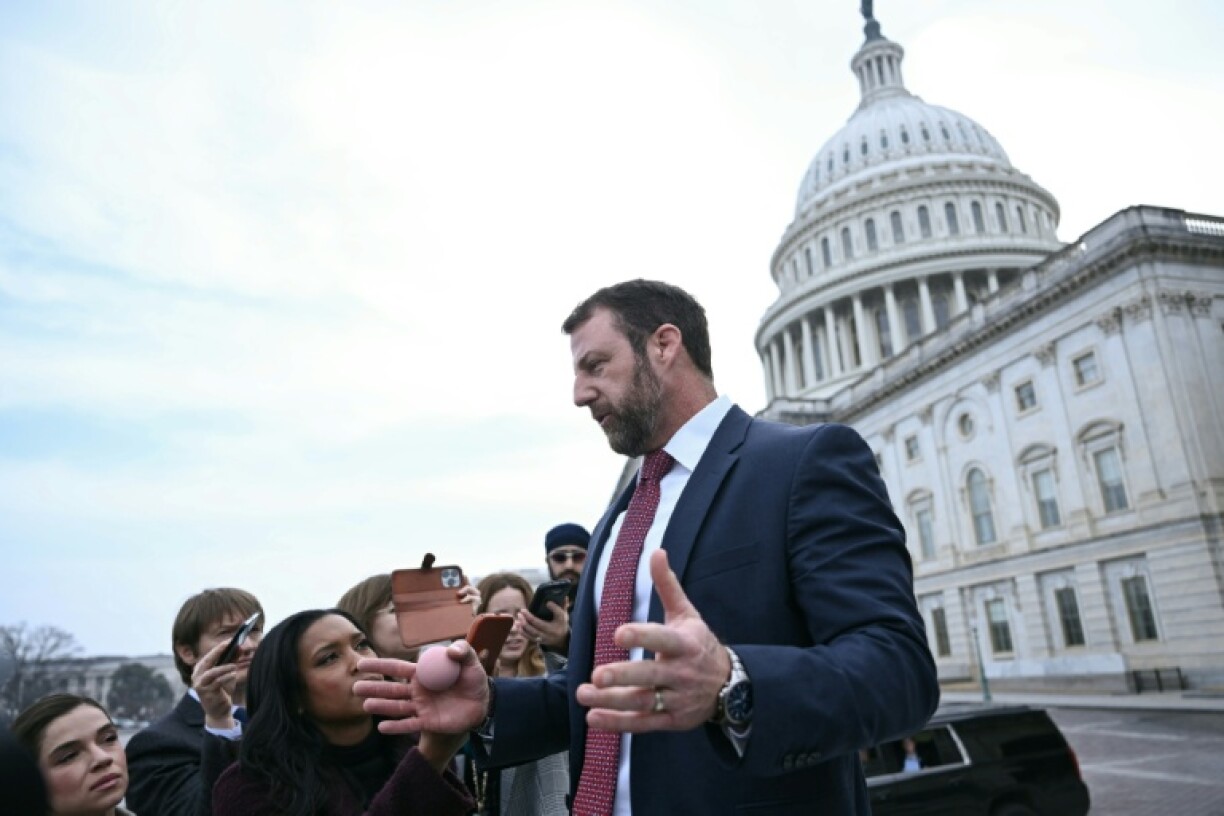 ULe sénateur républicain Markwayne Mullin répond aux journalistes devant le Capitole à Washington, le 5 mars 2026