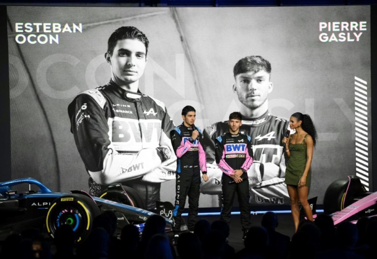 Les pilotes français Pierre Gasly et Esteban Ocon lors de la présentation de leur nouvelle monoplace pour la saison 2023, le 16 février 2023 à Londres