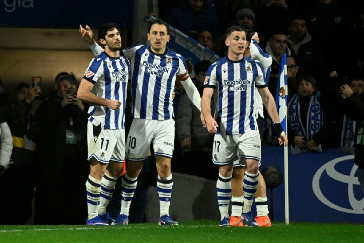 Mikel Oyarzabal, le N.10, vient d'ouvrir le score pour la Real Sociadad contre Barcelone en Liga le 18 janvier 2026 à Saint-Sébastien