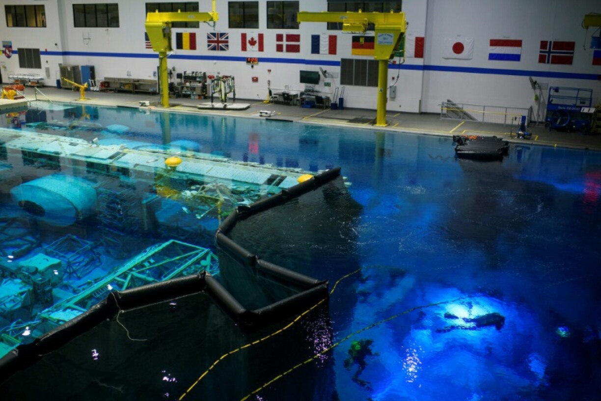 L'immense piscine utilisée par la Nasa pour l'entrainement des astronautes, contenant une réplique de la station spatiale et désormais un environnement semblable à la Lune, au centre spatial Johnson au Texas le 5 août 2022