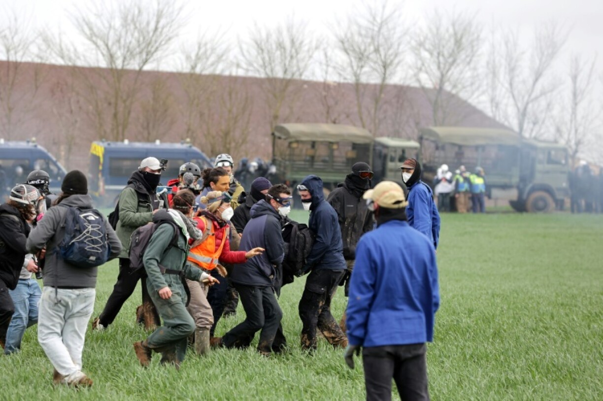 Des opposants aux bassines de rétention d'eau, à Sainte-Soline, le 25 mars 2023, alors que de premiers afrrontements avec les forces de l'ordre ont commencé