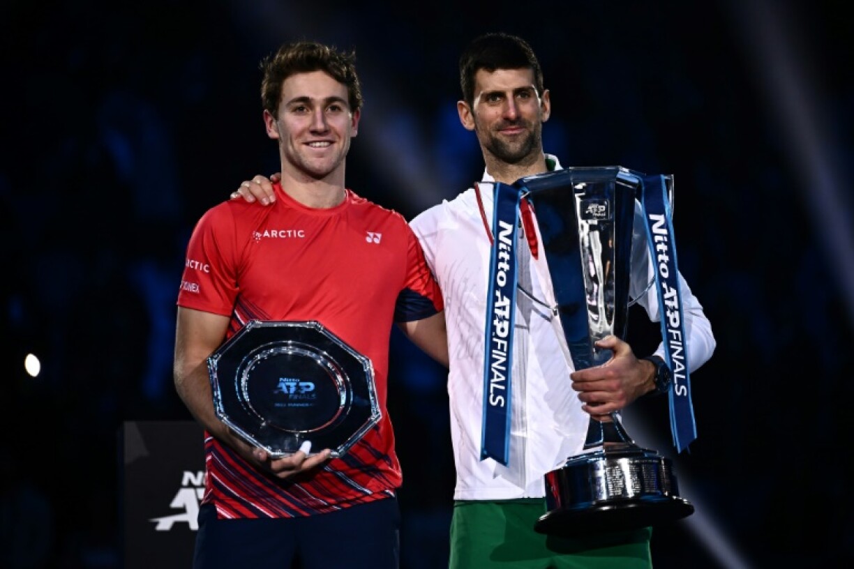Novak Djokovic et Casper Ruud après leur finale des Masters le 20 novembre 2022 à Turin