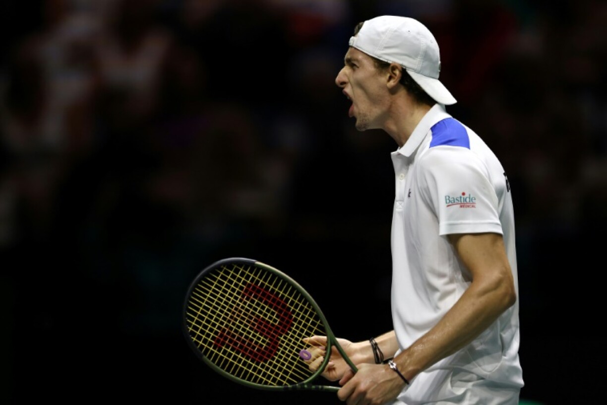 Le Français Ugo Humbert réagit après avoir remporté le premier set contre le Britannique Cameron Norrie lors du match de Coupe Davis entre la Grande-Bretagne et la France à Manchester, le 17 septembre 2023
