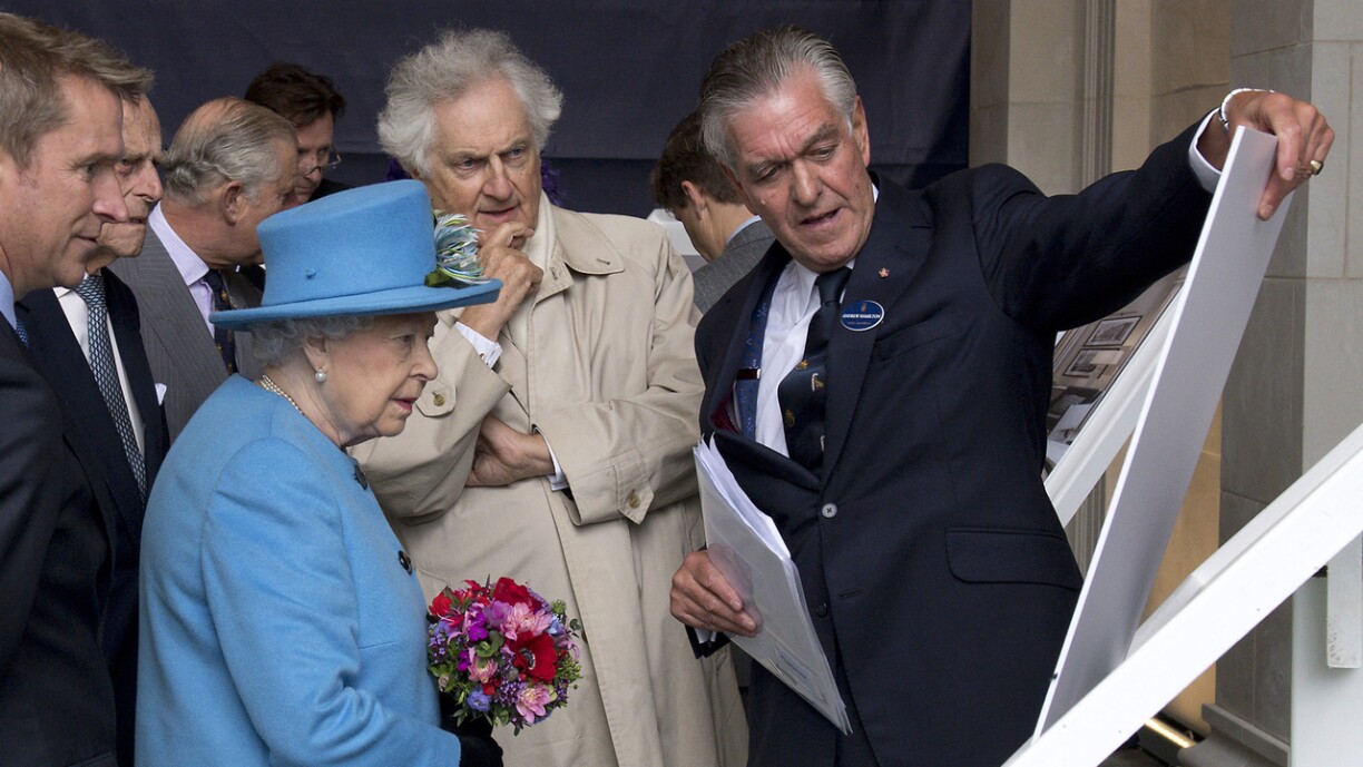Architect and urbanist Léon Krier (middle) shows Queen Elizabeth II his designs for the English town of Poundbury (2016)