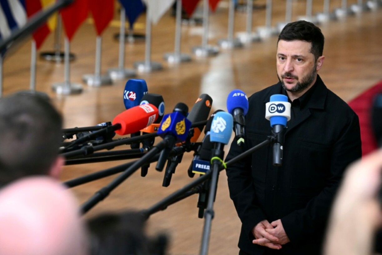 Le président ukrainien Volodymyr Zelensky fait une déclaration à la presse à son arrivée pour le sommet des dirigeants de l'UE, le 23 octobre 2025 à Bruxelles
