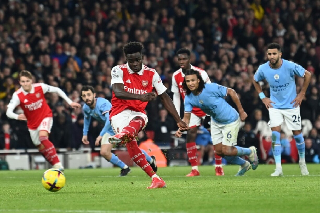Le milieu d'Arsenal Bukayo Saka marque sur penalty contre Manchester City, le 15 février 2023 à Londres