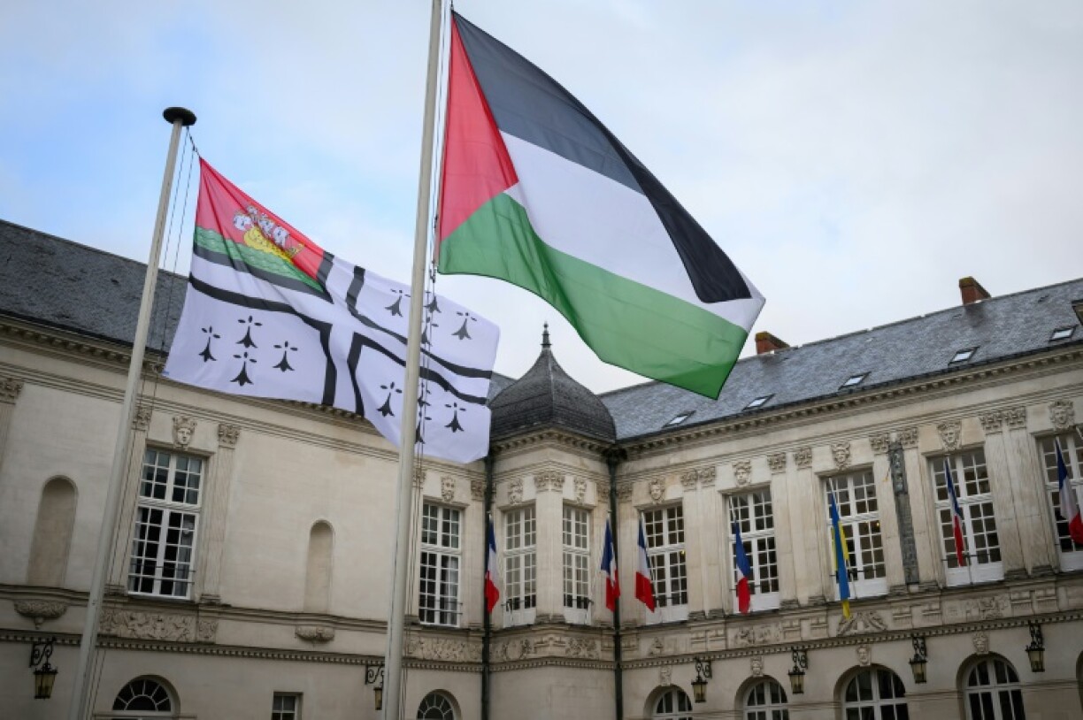 'Nantes supports this historic decision by raising the Palestinian flag,' the mayor says
