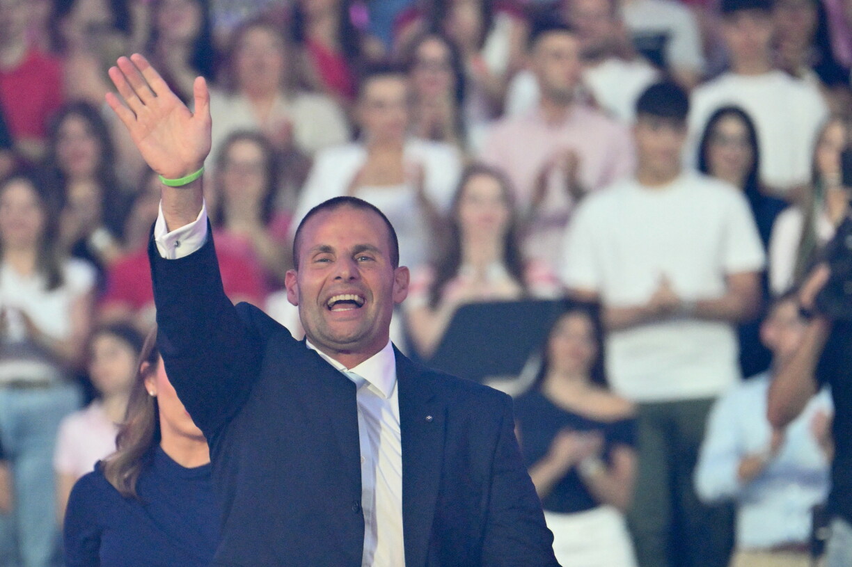 Le Premier ministre maltais et chef du Parti travailliste, Robert Abela, salue ses partisans lors d'un rassemblement de campagne électorale dans la capitale, La Valette.