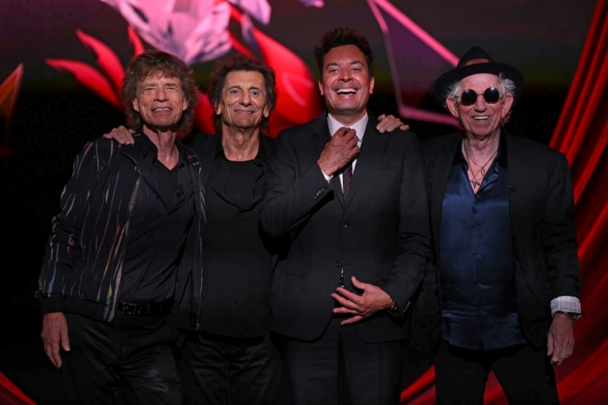Les Rolling Stones Mick Jagger, Ron Wood et Keith Richards, avec l'humoriste et animateur de télévision américain Jimmy Fallon à Londres le 6 septembre 2023