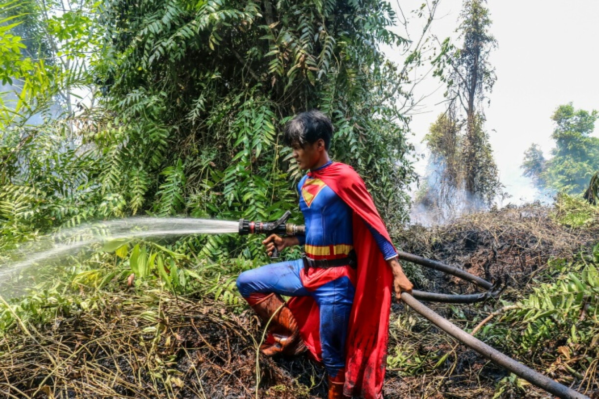 Inmitten der verheerenden Waldbrände in Indonesien erhalten die Einsatzkräfte auf der Insel Borneo heldenhafte Unterstützung: Der als Superman verkleidete Jugendliche Rudiyansah bekämpft als freiwilliger Helfer die Flammen.