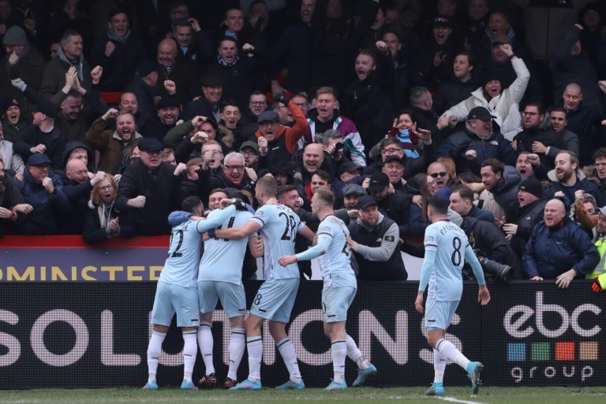 Les joueurs de West Ham se congratulent après le but de Declan Rice en Cup, le 5 février 2022 à Kidderminster