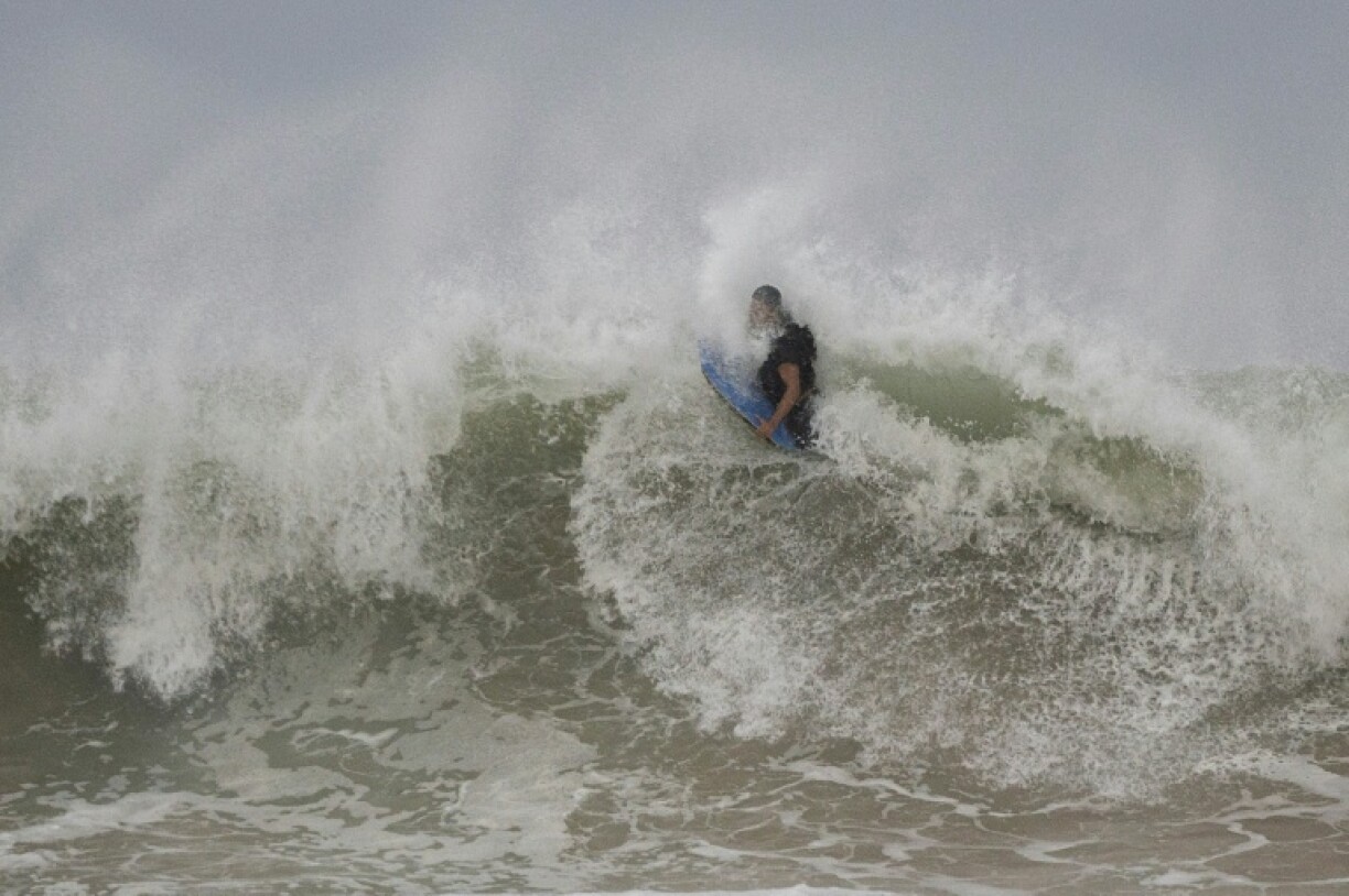 A Luquillo, ville côtière de Porto Rico (Etats-Unis), des surfeurs profitent des vagues à l'approche de l'ouragan Erin le 16 août 2025