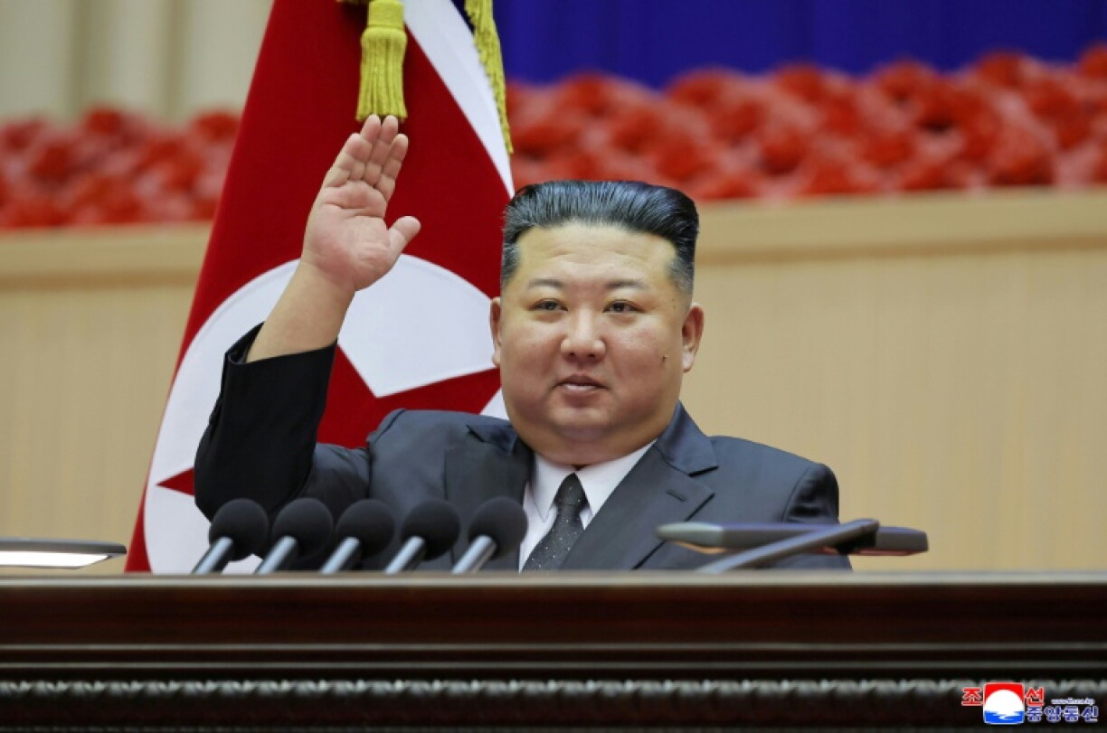 Cette photo prise entre les 22 et 23 octobre 2026, diffusée par l'Agence centrale de presse coréenne (KCNA), organe officiel de la Corée du Nord, le 24 octobre 2026, montre le dirigeant nord-coréen Kim Jong Un assistant à la troisième réunion des commandants d'unités de l'Armée populaire de Corée au gymnase de Pyongyang