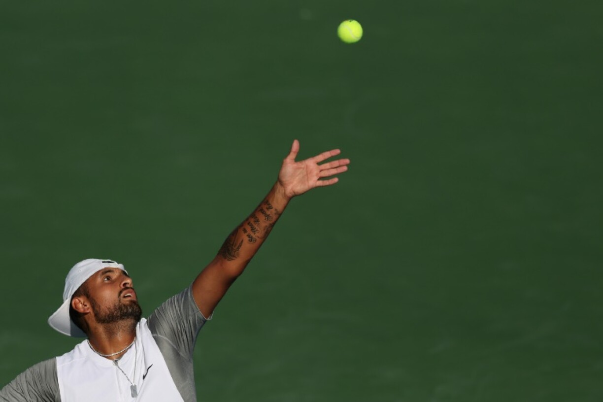 L'Australien Nick Kyrgios au service lors de la finale du tournoi ATP de Washington face au Japonais Yoshihito Nishioka le 7 août 2022 à Washington