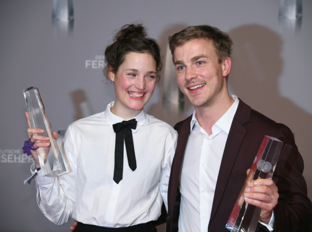 Vicky Krieps an Albrecht Schuch