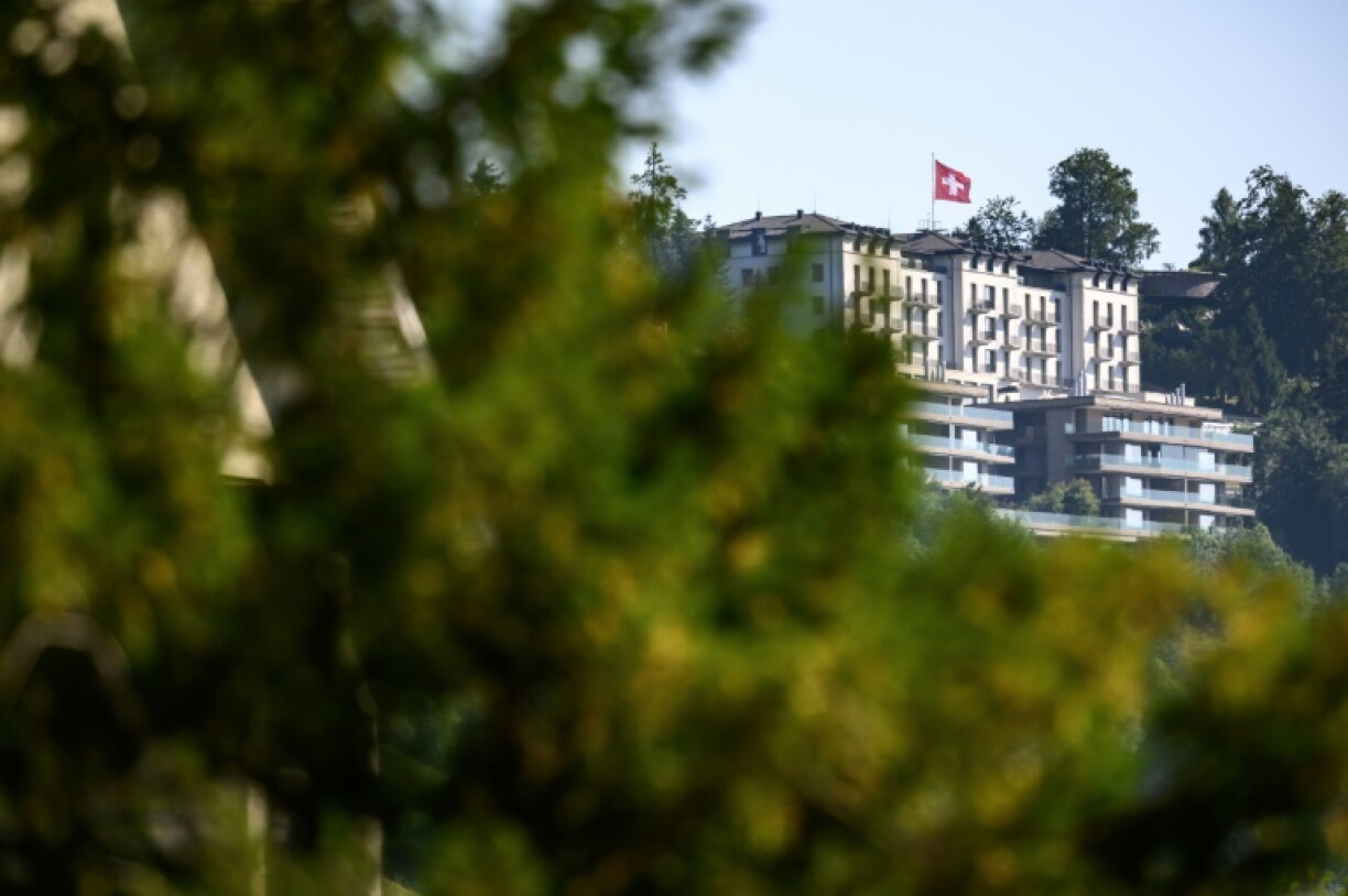 Une partie du complexe hôtelier de luxe du Burgenstock, en Suisse, où devaient débuter, le 19 juin 2026, les pourparlers faisant suite à l'accord visant à mettre fin au conflit au Moyen-Orient