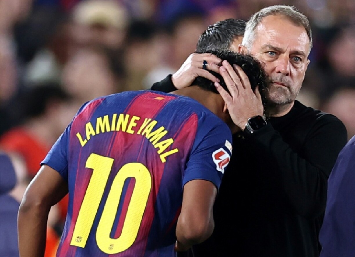 L'attaquant du Barça Lamine Yamal, sorti sur blessure et consolé par son entraîneur Hansi Flick lors d'un match contre le Celta Vigo en championnat d'Espagne, le 22 avril à Barcelone.