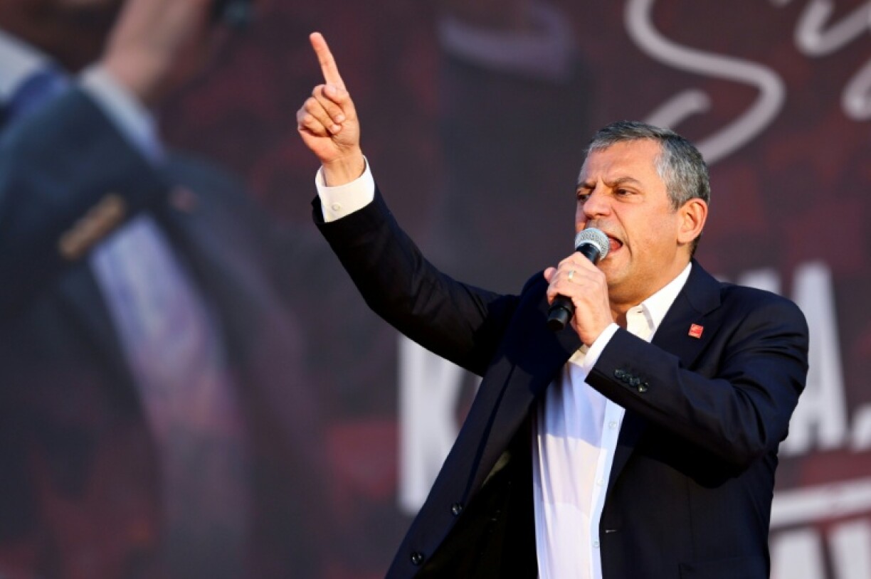 Özgür Özel, le leader du CHP, principal parti d'opposition turc, prononce un discours devant la foule rassemblée à Ankara, le 14 septembre 2025