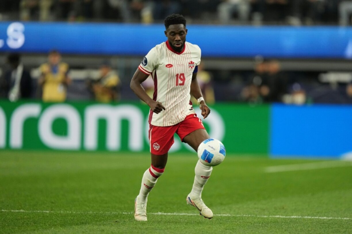 Bayern Munich left-back Alphonso Davies returned to training with the ball on Monday.