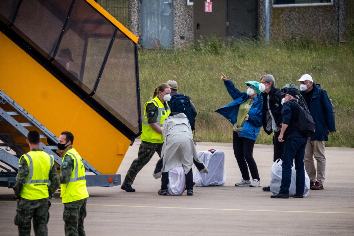 Ronn 30 Persounen, déi u Bord vun der Hondius waren, sinn op Eindhoven geflu ginn