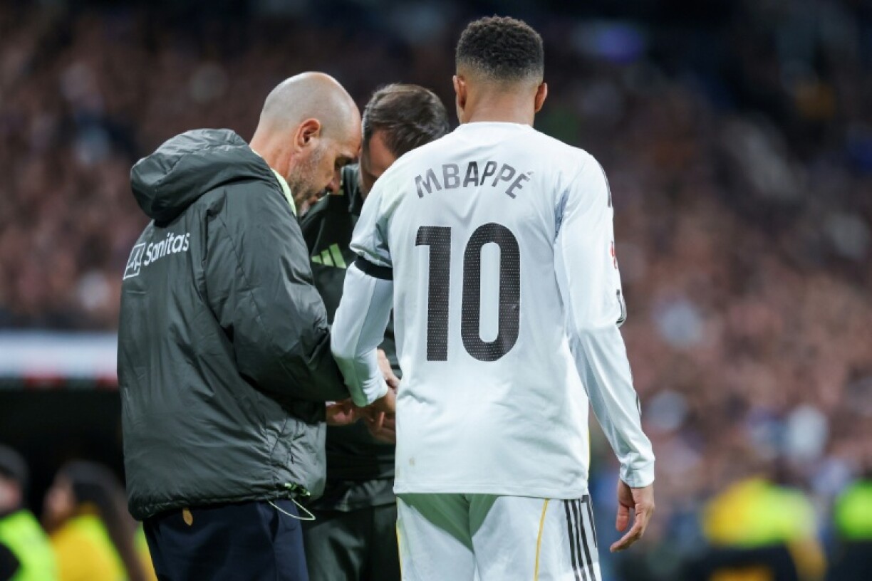 Le staff médical du Real Madrid soigne un doigt de Kylian Mbappe, qui s'est blessé lors de la rencontre face au Celta Vigo, le 7 décembre 2025 à Madrid