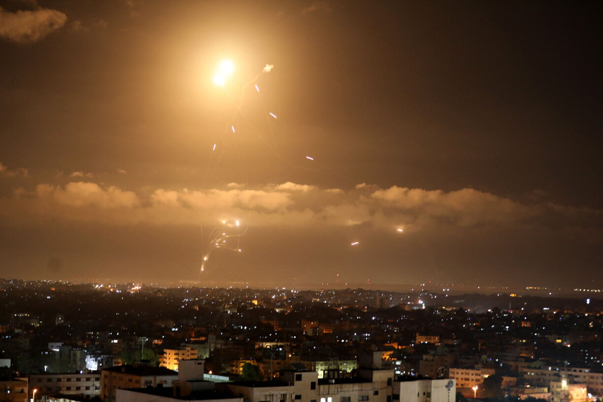 Le système de défense aérienne israélien Dôme de fer intercepte des missiles lancés depuis la ville de Gaza, le 21 avril 2022.