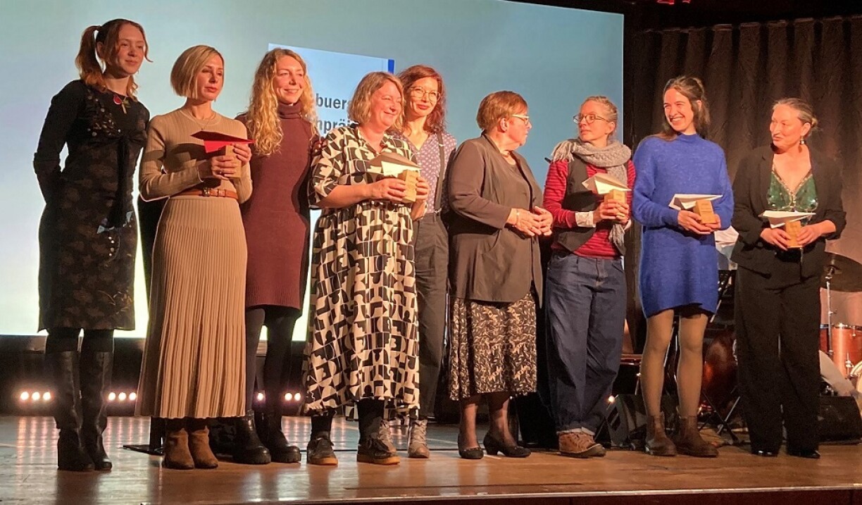 D'Laureatinnen vum Lëtzebuerger Buchpräis 2023 mat der Charlotte Reuter (1t vu riets) an der Lynn Cosyn (2t vu riets)