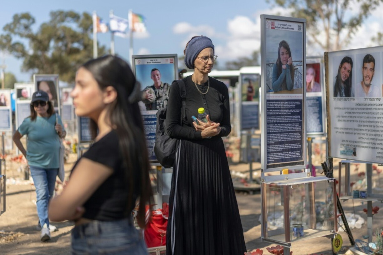 Des Israéliennes se recueillent au mémorial dressé pour les victimes de l'attaque du 7-Octobre contre le festival Nova, le 6 octobre 2026 à Reim en Israël