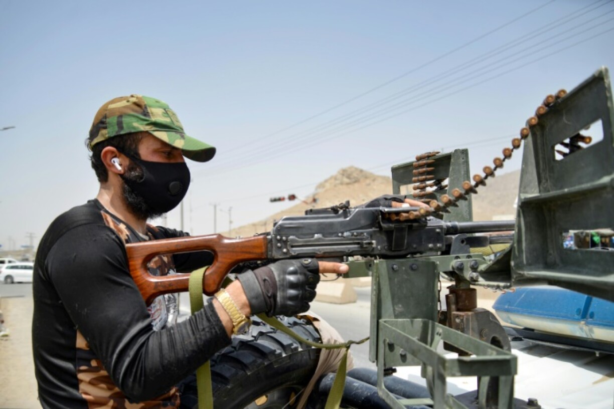 Un taliban sur un véhicule blindé à un point de contrôle à Kandahar, dans le sud de l'Afghanistan, le 13 août 2024