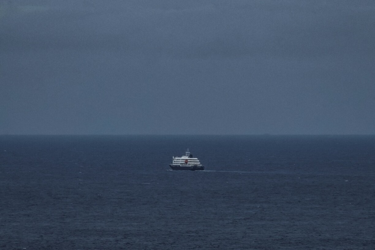 Le bateau de croisière MV Hondius, au large de Praia, quitte le Cap-Vert, le 6 mai 2026