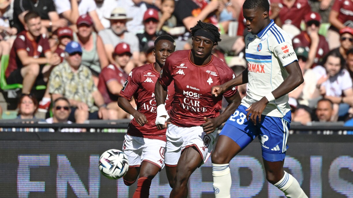 Le Luxembourgeois Brian Madjo lors du premier match de la saison 25/26 avec le FC Metz, ici face au Strasbourgeois Mamadou Sarr.