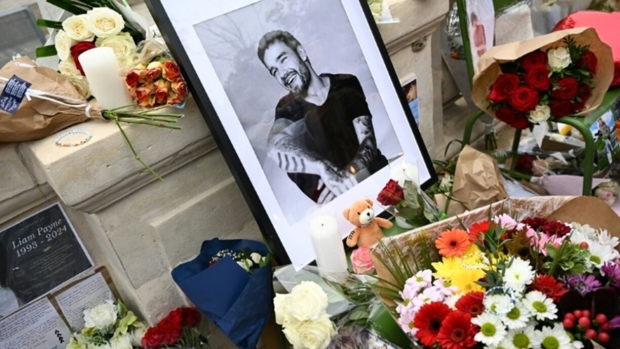 Des fans rendent hommage à l'ancien chanteur des One Direction Liam Payne, au jardin des Tuileries, le 20 octobre 2024 à Paris