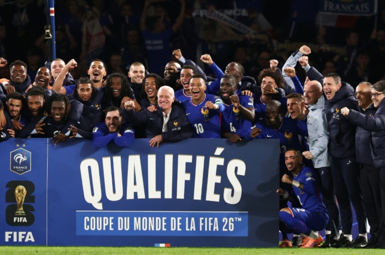 Les Bleus du sélectionneur français Didier Deschamps (au centre), après leur qualification pour le Mondial-2026 grâce à leur victoire contre l'Ukraine, le 13 novembre 2025 au Parc des Princes