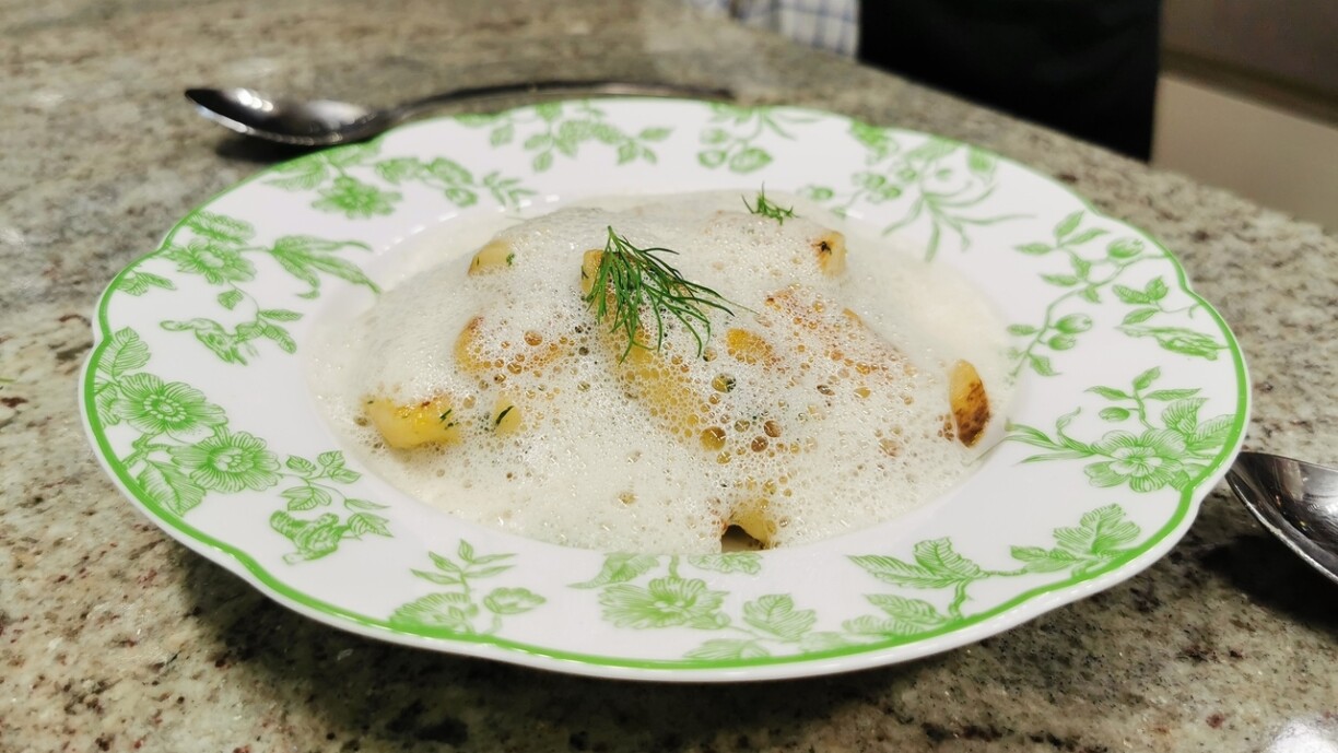 En cuisine, Kim de Dood nous a préparé des Kniddelen revisités avec des asperges, du citron et de l'aneth, qui seront proposés dans le coin