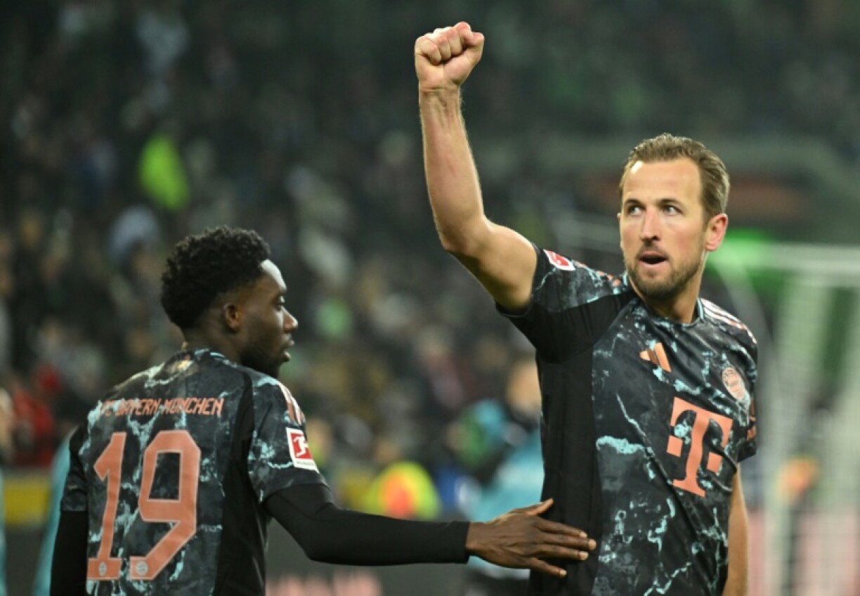 L'attaquant anglais du Bayern Munich Harry Kane célèbre son but marqué sur pénalty à Mönchengladbach samedi, son 15e en seize journéee de Bundesliga.