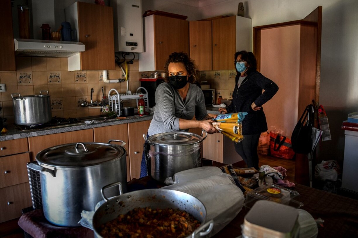 Eva Medeiros prépare chez elle des repas à distribuer.
