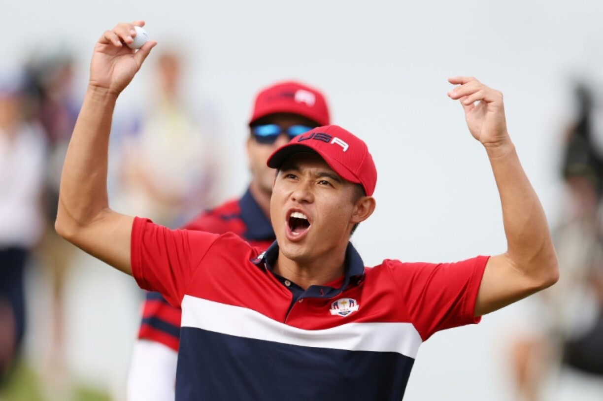 La joie de l'Américain Collin Morikawa après son birdie au 17e trou qui offre un demi-point aux Etats-Unis qui leur permet de remporter la Ryder Cup pour la 27e fois face à l'Europe, le 26 septembre 2021 sur le parcours de Whistling Straits à Kohler (Wisconsin)