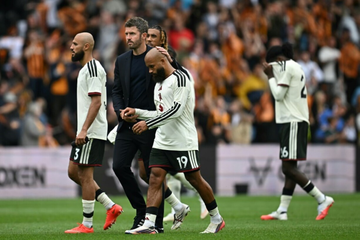 L'entraîneur de Manchester United Michael Carrick (au centre gauche) avec ses joueurs après la défaite contre le promu Hull City 2-0 le 22 août 2026 à Kingston upon Hull dans l'est de l'Angleterre