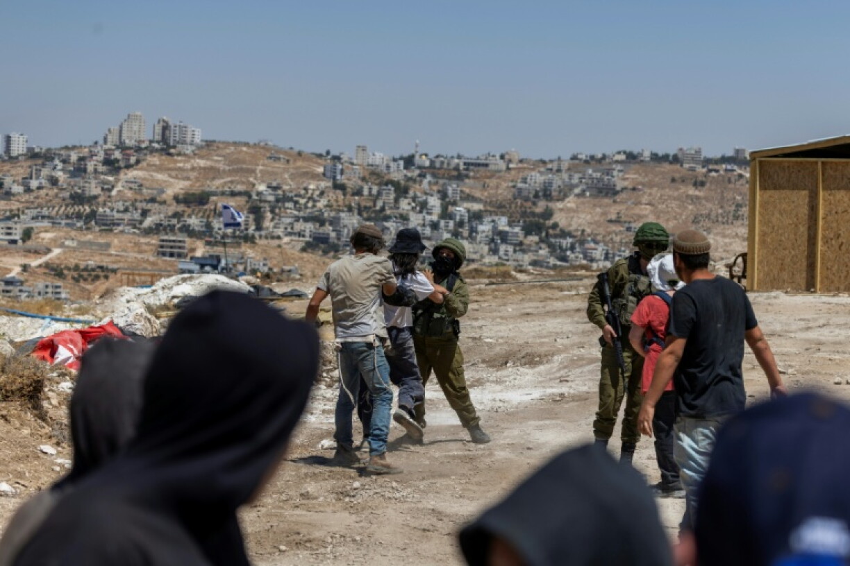 Im Westjordanland haben israelische Siedler Journalisten der Nachrichtenagentur AFP angegriffen, als diese über einen Zusammenstoß zwischen israelischen Aktivisten und Siedlern berichten wollten.