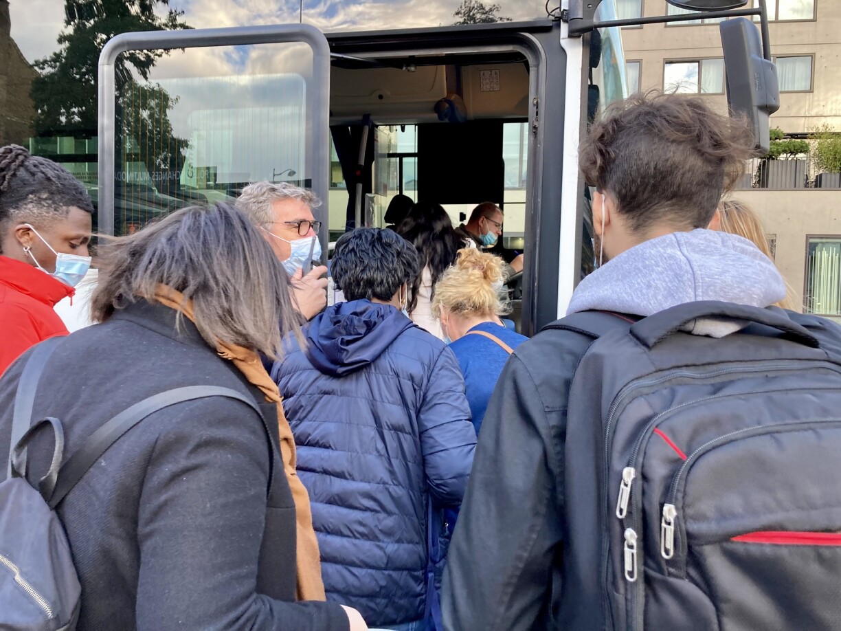 Le moindre transport disponible est envoyé sur les routes pour acheminer quelques passagers vers le Luxembourg. Metz le 21.10.2021