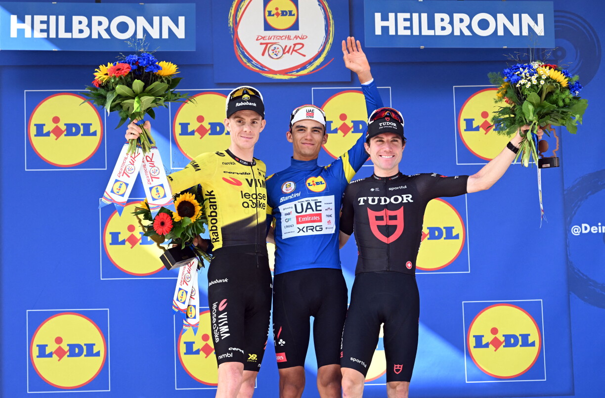 De Podium mam Gewënner Isaac del Toro, dem Zweete Louis Barré an dem Drëtte Marc Hirschi