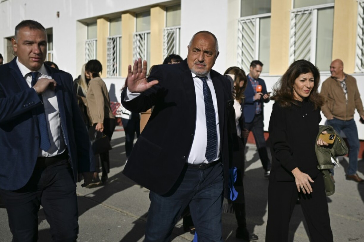 Le chef du parti Gerb et ancien Premier ministre Boïko Borissov après avoir voté aux élections législatives bulgares dans un bureau de vote à Sofia le 27 octobre 2024