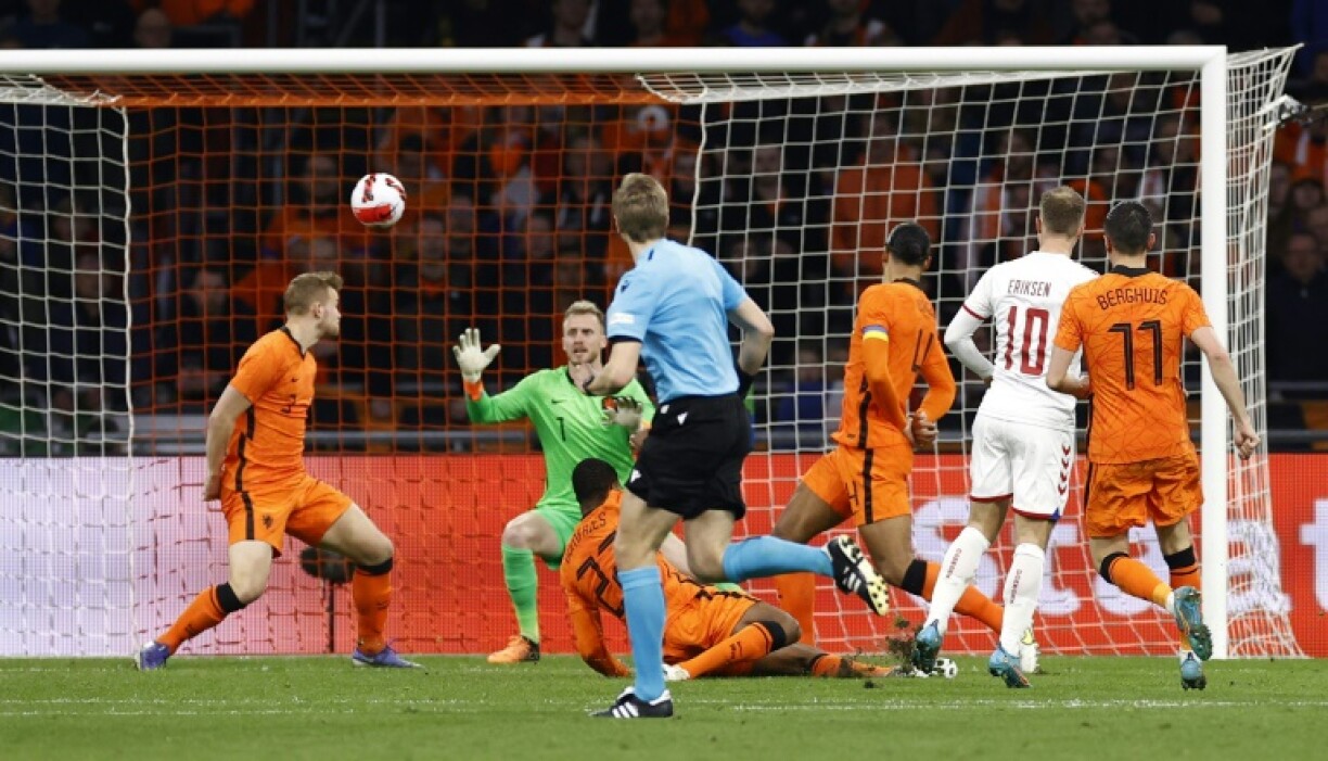 Le Danois Christian Eriksen marque un but en pleine lucarne contre les Pays-Bas, lors de leur match amical, le 26 mars 2022 à la Johaan-Cruijff ArenA à Amsterdam
