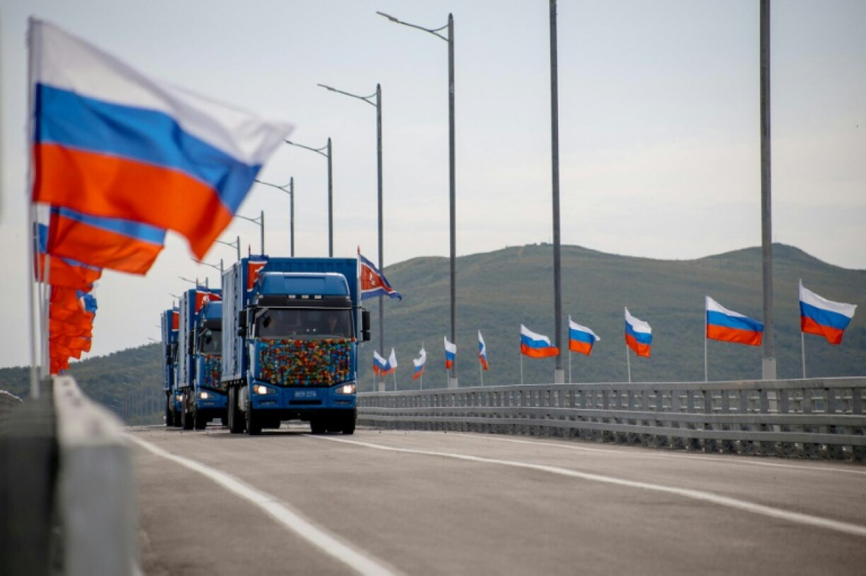Une image diffusée par le ministère russe des Transports montre des camions nord-coréens franchissant le nouveau pont international routier vers la Russie au-dessus du fleuve Toumen, le 7 septembre 2026