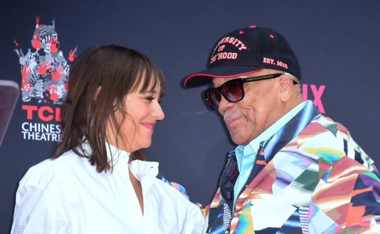 One of Quincy Jones' seven children is actress Rashida Jones, seen here with her father in 2018 / © AFP/File
